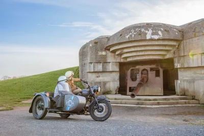Découvrez les plages du débarquement en normandie à bord d’un sidecar vintage avec un guide local passionné. transfert, équipement et histoires inoubliables inclus.