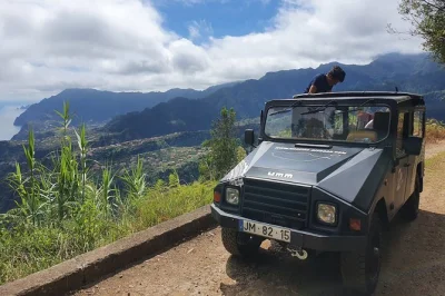 Découvrez madère autrement lors d’une excursion privée 4x4 au départ de funchal, avec baignade dans des piscines volcaniques, déjeuner local et un guide passionné qui connaît chaque détour.