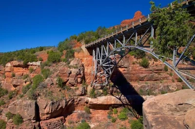 Descubre los acantilados rojos del cañón oak creek en sedona con un tour en jeep por la ruta 89a, con historias locales, vistas de slide rock y recogida fácil.