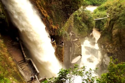 Vivi l’emozione della zipline più lunga dell’ecuador, prova l’altalena alla fine del mondo e attraversa ponti di vetro sopra le cascate di baños—include teleferica e pranzo.