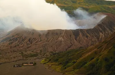 Amanecer en el monte Bromo desde Surabaya: Subir al borde del cráter