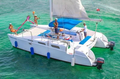 Embarque em um catamarã privado em punta cana para snorkel, banho em piscina natural e open bar. inclui lanches, transporte do hotel e espaço exclusivo para seu grupo.