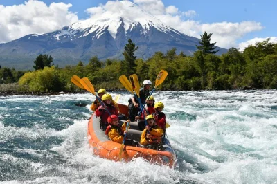 Erlebe das wilde rafting auf dem petrohué river in chile mit lokalem guide, entdecke beeindruckende vulkane und spüre den spritzwasser-kick – inklusive hoteltransfer, neoprenanzug, snacks und komp