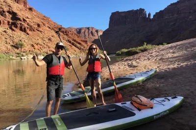 Scivola tra le rocce rosse di arches in un tour sup sul tranquillo fiume colorado vicino a moab. include trasferimenti, snack e guida esperta che rende il paddleboarding semplice anche per i principia
