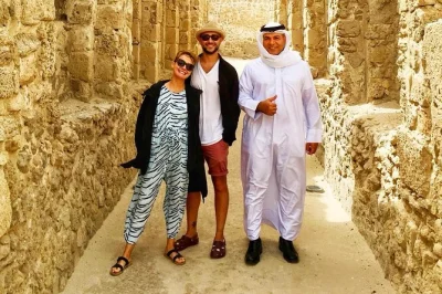 Découvrez bahrain en visite privée : explorez ses forts anciens, touchez l’arbre de vie, savourez les épices dans les souks de manama. entrées et guide local inclus.