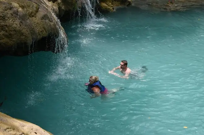 Blue Hole & Secret Falls Tagesausflug ab Runaway Bay mit Shopping