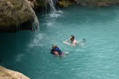 Blue Hole & Secret Falls Tagesausflug ab Runaway Bay mit Shopping