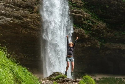 Erlebe sloweniens wilde seite bei einem tagesausflug ab bled – hinter den peričnik wasserfall wandern, den smaragdgrünen soča fluss sehen, nach italien zum predil see fahren – mit abholung und 