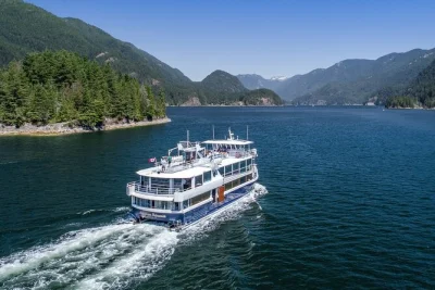Disfruta del skyline de vancouver y el fiordo indian arm con un almuerzo buffet, música en vivo y cócteles especiales a bordo, con café o té incluido.