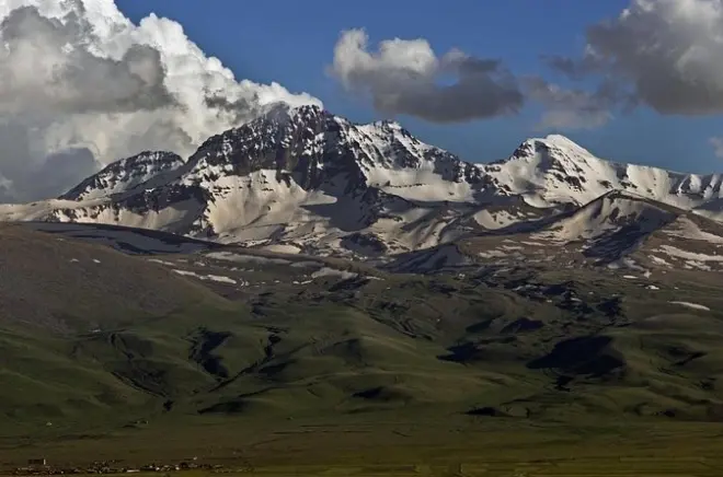 Aragats Mountain Jeep-Hike Tour: Lake Kari & Amberd