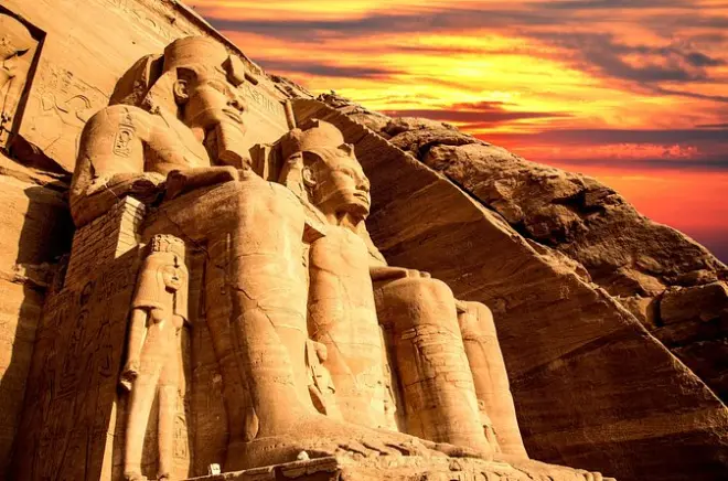 Vol d'Assouan aux temples d'Abou Simbel et leurs statues géantes