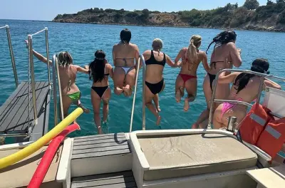 Grottes de Kalithea et plage de Kalami au départ de Rhodes, baignade