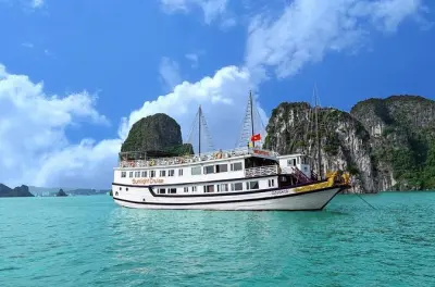 Tour in kayak a Ha Long Bay: Grotta Surprise e isola Titop