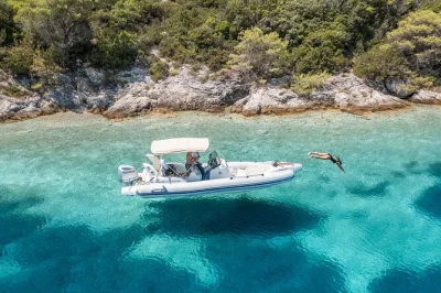 Navega por las islas elafiti, nada en la cueva azul, disfruta la playa de Šunj y prueba vinos locales en un tour privado desde dubrovnik con recogida en hotel y patrón local.