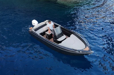Erlebe santorinis küste frei und flexibel mit einem boot ohne führerschein. entdecke red beach, schwimme in heißen quellen und genieße entspannte stunden mit freunden. inklusive getränke & flexib