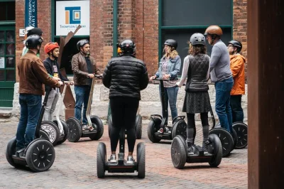 Erlebe das lebendige distillery district in toronto auf einer segway-tour mit einem ortskundigen guide. gleite vorbei an viktorianischen backsteinbauten, höre spannende geschichten und genieße eine 