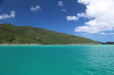 Tour en barco en Arraial do Cabo: Gruta azul y paradas en playas