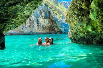 Scopri la grotta azzurra di karaburun, fai snorkeling in baie selvagge e cammina sopra la baia di grama—tour in barca con guida, snack e tutte le tasse incluse per un’avventura completa sulla cost