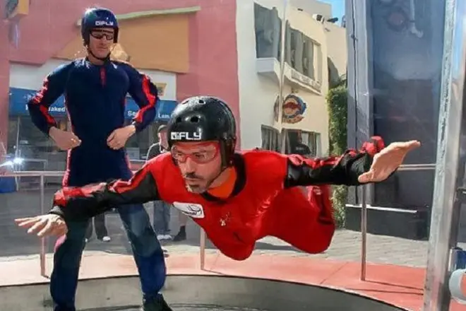 Indoor skydiving à Kansas City : 2 vols et certificat
