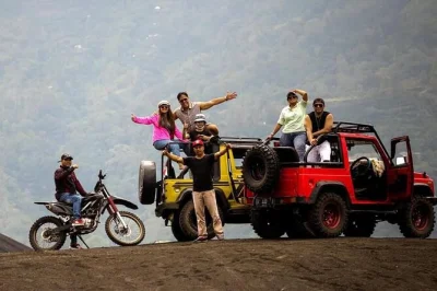 Scopri i campi di lava nera del mount batur con un tour in jeep 4wd, rilassati nelle sorgenti termali naturali e gusta un pranzo incluso con vista sul lago—ritiro in hotel disponibile.