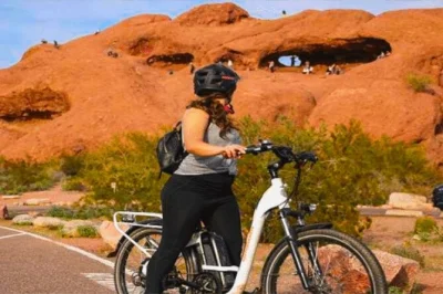 Explore scottsdale, tempe lake e o deserto de papago park neste passeio de e-bike de 2 horas. veja camelback mountain, suba o hole in the rock e aproveite um tour leve com guia local, capacete e água