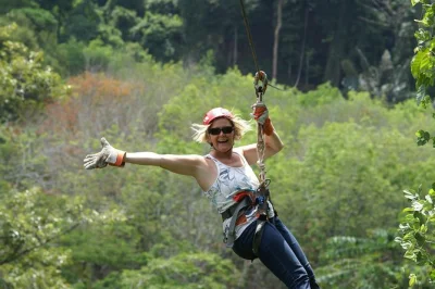 Erlebe krabis längste ziplines, seile dich von kalksteinfelsen ab und genieße frisches obst mit unseren guides. inklusive abholung in ao nang oder krabi town und persönlicher betreuung in kleiner g