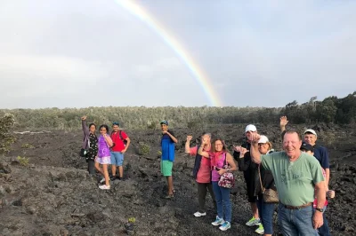 Erlebe die hitze des kīlauea, spaziere am schwarzen sand von punaluʻu, genieße kona kaffee und entdecke regenbögen an den rainbow falls. inkl. mittagessen im volcano house und abholung durch lokal