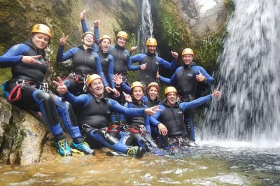 Erlebe canyoning an glasklaren flüssen mit geführtem abseilen und natürlichen wasserrutschen. inklusive ausrüstung, profi-guide und optionalen sprüngen für alle levels.