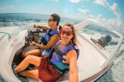 Siente la adrenalina manejando tu propia lancha rápida por los manglares de cancún, luego haz snorkel en el arrecife punta nizuc y descubre el museo submarino. incluye guía y equipo.