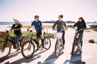 Siente la brisa en el malecón de santa barbara o pedalea hacia las colinas con un alquiler de bici por 1 o 2 días—elige eléctrica, montaña o híbrida. casco y agua incluidos.