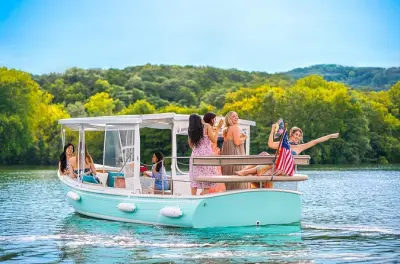 Crociera privata di 1 ora sul lago Austin con barca elettrica Duffy