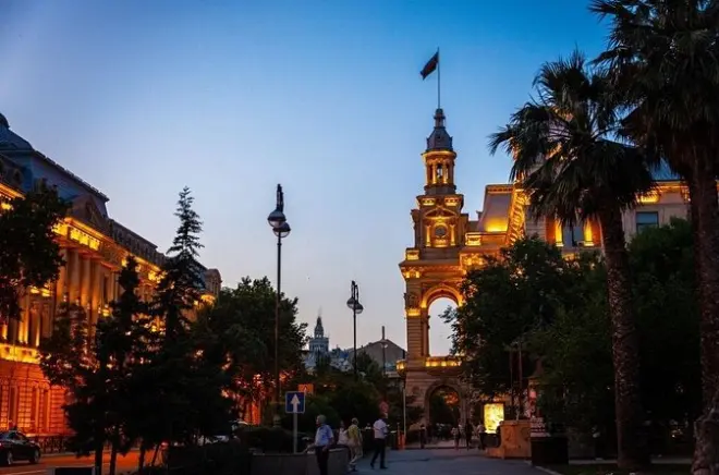 Baku di sera: Haydar Aliyev, città vecchia e Highland Park
