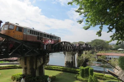 Erlebe kanchanaburis geschichte hautnah: privat-tagesausflug ab bangkok mit hellfire pass, death railway zugfahrt, river kwai brücke, mittagessen und hoteltransfer.