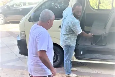 Traslado ida y vuelta aeropuerto St Kitts: Compartido o privado
