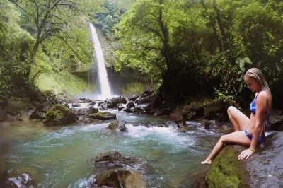 Vive arenal con puentes colgantes, nada en la catarata la fortuna, recorre senderos volcánicos y disfruta un almuerzo típico—con transporte y guía incluidos.