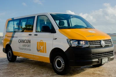 Llega al aeropuerto de cancún y disfruta un traslado privado directo a tu hotel en la zona hotelera, con agua embotellada, minivan con aire acondicionado y chofer bilingüe esperándote.