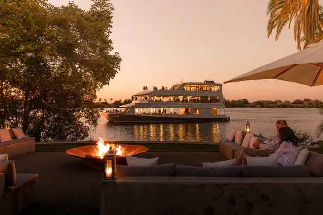 Crociera al tramonto con cena sul fiume Zambesi a Victoria Falls