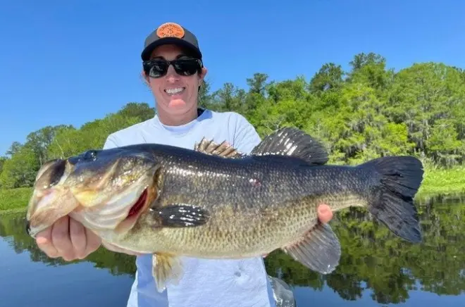 Pesca privada de lobina en el río St. Johns, cerca de Daytona Beach