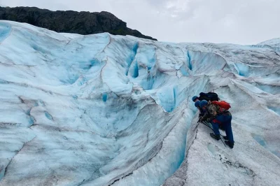 Découvrez la randonnée sur la glace d’exit glacier près de seward, avec transfert, équipement complet et déjeuner inclus. explorez avec un guide glacier et plongez dans l’alaska sauvage.