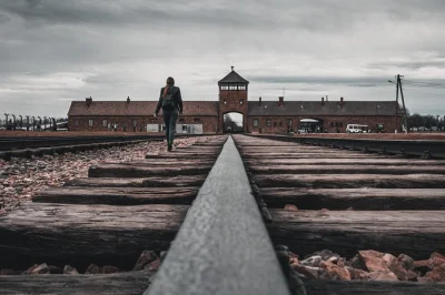 Découvrez auschwitz en silence avec un guide local, transfert privé depuis wrocław et moment de recueillement au centre juif. entrées et retour inclus.