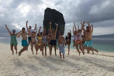 Railay, spiagge di tup, poda e phra nang: tour in speedboat al tramonto, snorkeling con plancton bioluminescente e pranzo sulla sabbia. include il transfer.