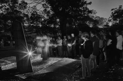Découvrez le frisson du cimetière de toowong à brisbane la nuit, écoutez de vraies histoires de fantômes, grimpez des collines escarpées avec un guide, et repartez avec le livre de jack sim. don