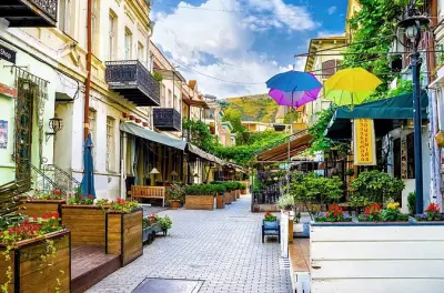 Tbilisi: Cidade antiga e nova com teleférico saindo de Yerevan