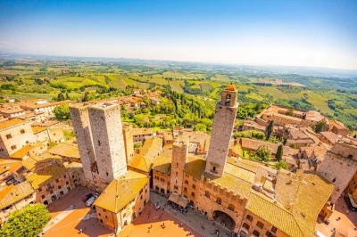 Descubre las calles medievales de siena, sube a la torre de pisa y pasea por san gimignano en un tour privado con recogida en hotel desde florencia.
