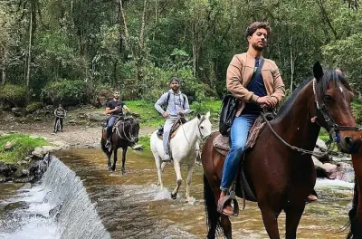 Randonnée à cheval forêt de la Virgen Salento traversée de rivière