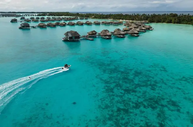 Wakeboard, sci e tubing a Bora Bora: Laguna con acqua piatta