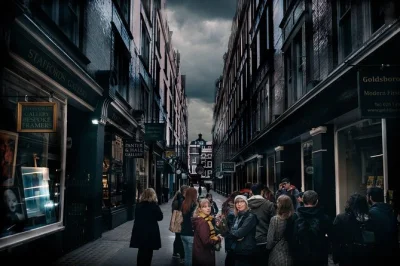 Scopri le location dei film di harry potter a londra con guida in tedesco, giochi, quiz e curiosità. include souvenir e ritmo tranquillo adatto a tutte le età.