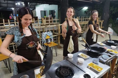 Scopri chiang mai con un corso di cucina pratico, una passeggiata nel mercato locale e una visita a una fattoria biologica. include pick-up in van, cucina all’aperto e ricettario.