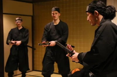 Erlebe in kyoto das echte ninja-feeling mit einem japanischen meister. probiere schwert, shuriken und blasrohr aus – inklusive ninja-kleidung und englischsprachigem sensei.