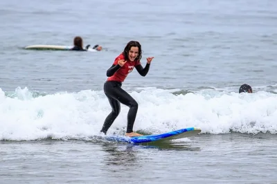 Vivi il pacifico a pismo beach con le lezioni di surf di sandbar surf school. include muta, tavola e consigli dei locali—più qualche risata con veri surfisti.